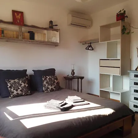 Le Jardin Suspendu Bed & Breakfast Vailhauques